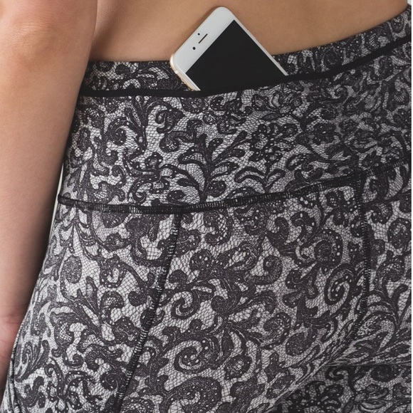 Lululemon Outrun 17" Crop pockets reflective - Picture 9 of 13